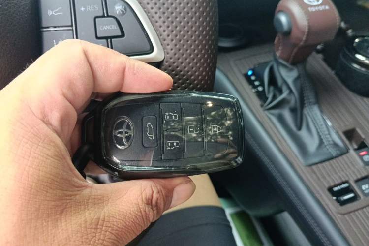 Used Toyota Granvia 2026 Model 2.5L Hybrid Prestige MAX Four-Wheel Drive Edition Vehicle Key