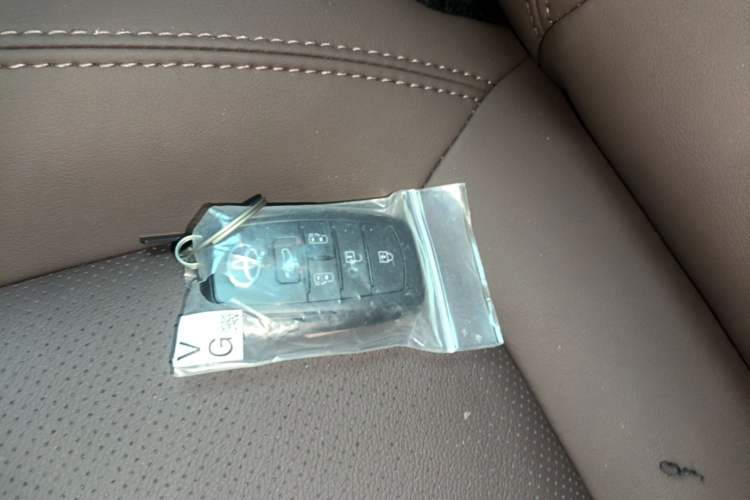 Used Toyota Granvia 2026 Model 2.5L Hybrid Prestige PLUS Four-Wheel Drive Edition Vehicle Key