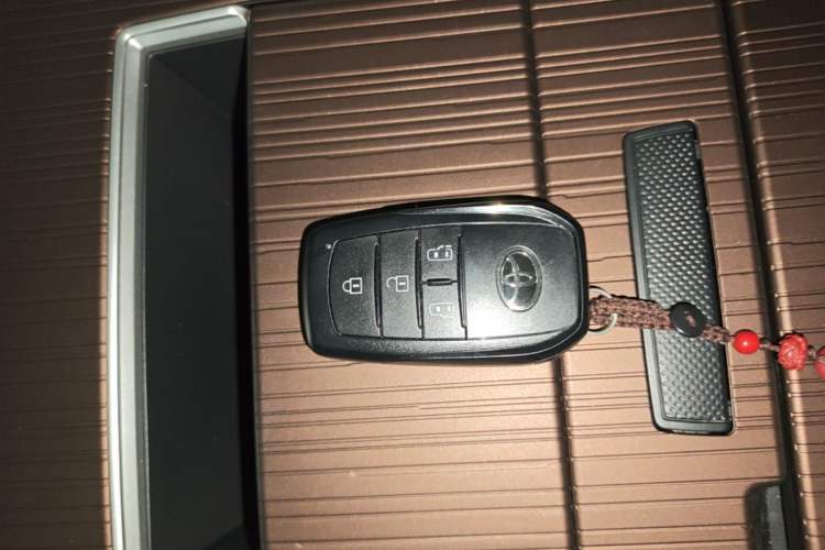 Used Toyota Granvia 2026 Model 2.5L Hybrid Luxury Edition Vehicle Key