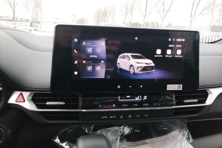Used Toyota Granvia 2026 Model 2.5L Hybrid Comfort Edition Audio And AC Panel
