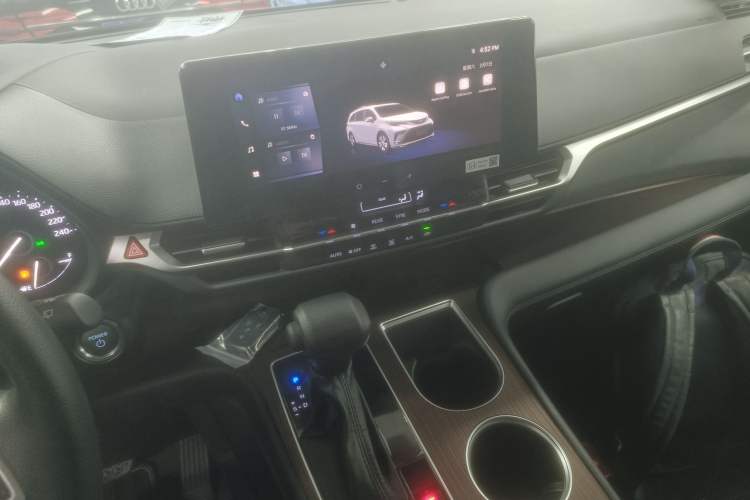 Used Toyota Granvia 2026 Model 2.5L Hybrid Comfort Edition Audio And AC Panel