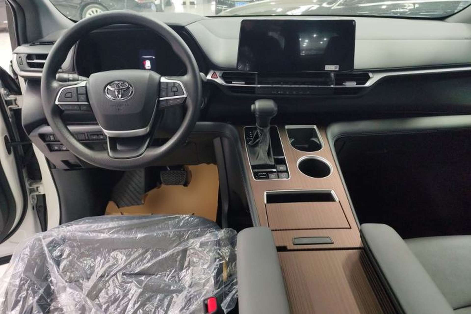 Used Toyota Granvia 2026 Model 2.5L Hybrid Comfort Edition Center Console