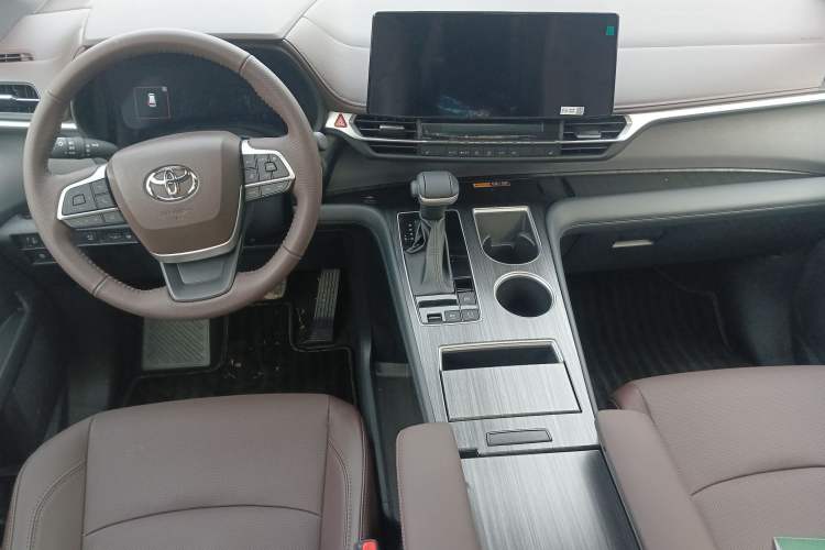 Used Toyota Granvia 2026 Model 2.5L Hybrid Prestige PLUS Four-Wheel Drive Edition Center Console