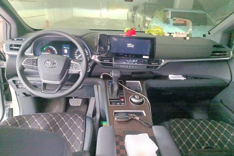 Used Toyota Granvia 2026 Model 2.5L Hybrid Comfort Edition Center Console