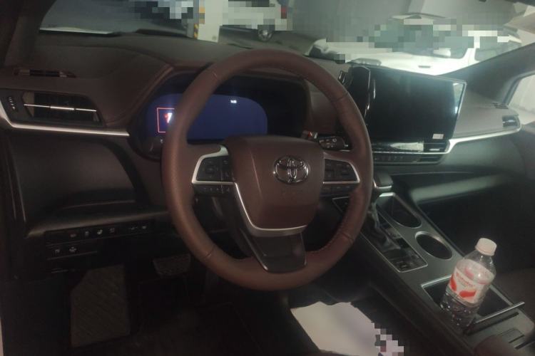 Used Toyota Granvia 2026 Model 2.5L Hybrid Prestige MAX Four-Wheel Drive Edition Center Console