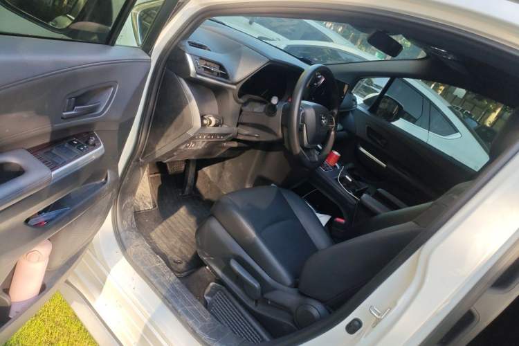 Used Toyota Granvia 2026 Model 2.5L Hybrid Comfort Edition Driver Seat
