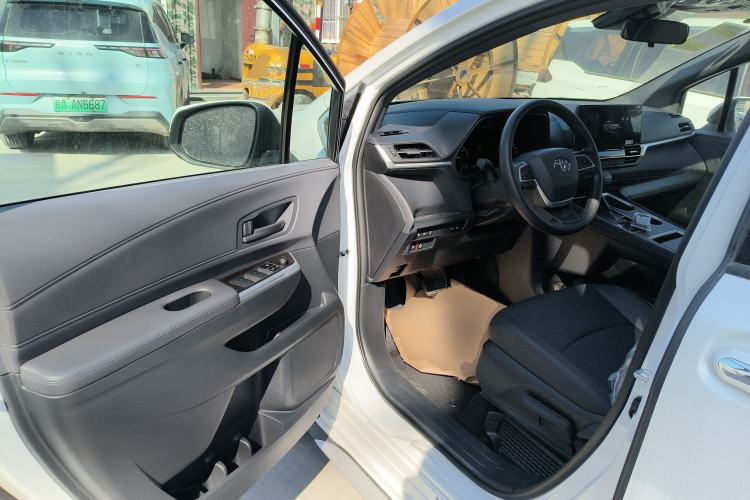 Used Toyota Granvia 2026 Model 2.5L Hybrid Comfort Edition Driver Seat