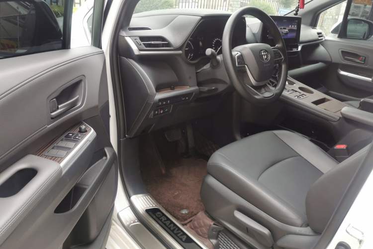 Used Toyota Granvia 2026 Model 2.5L Hybrid Luxury Edition Driver Seat