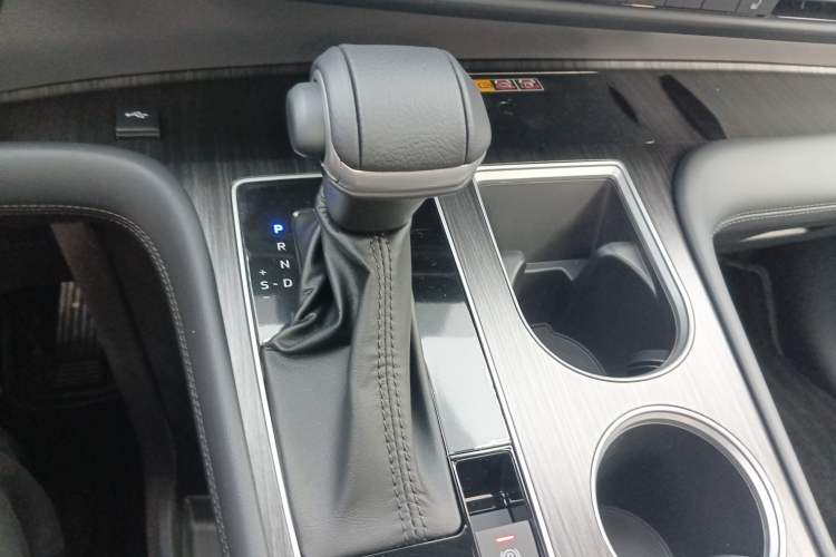 Used Toyota Granvia 2026 Model 2.5L Hybrid Prestige PLUS Four-Wheel Drive Edition Gear Lever