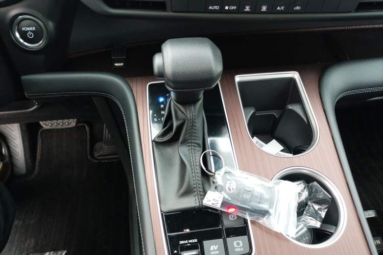 Used Toyota Granvia 2026 Model 2.5L Hybrid Comfort Edition Gear Lever