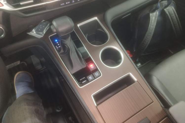 Used Toyota Granvia 2026 Model 2.5L Hybrid Comfort Edition Gear Lever