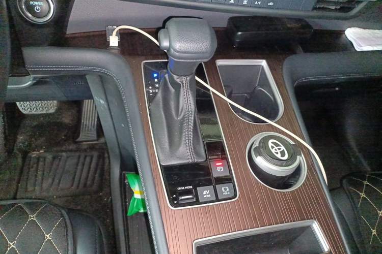 Used Toyota Granvia 2026 Model 2.5L Hybrid Comfort Edition Gear Lever