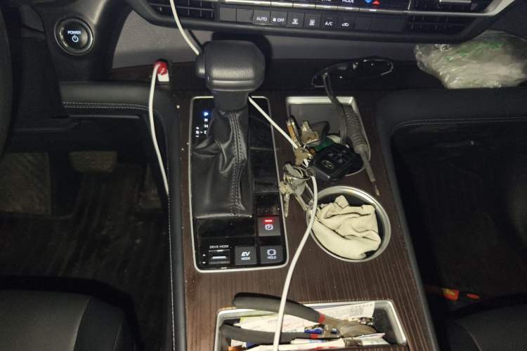 Used Toyota Granvia 2026 Model 2.5L Hybrid Comfort Edition Gear Lever