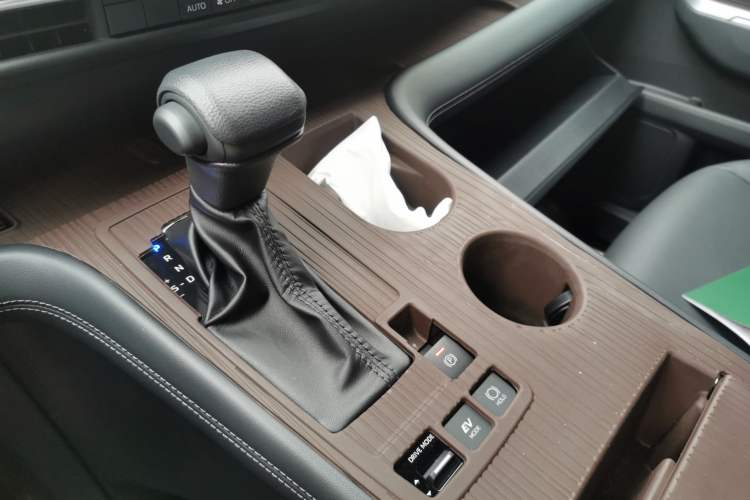 Used Toyota Granvia 2026 Model 2.5L Hybrid Luxury Edition Gear Lever