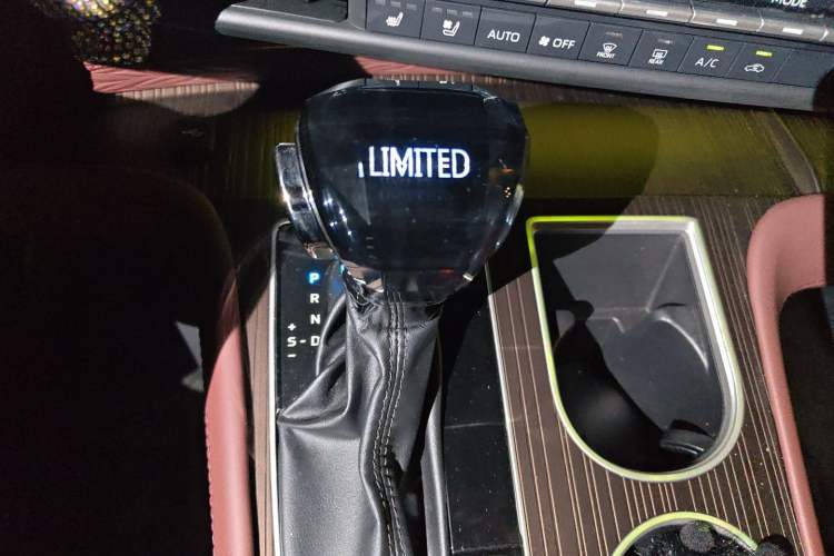 Used Toyota Granvia 2026 Model 2.5L Hybrid Comfort Edition Gear Lever