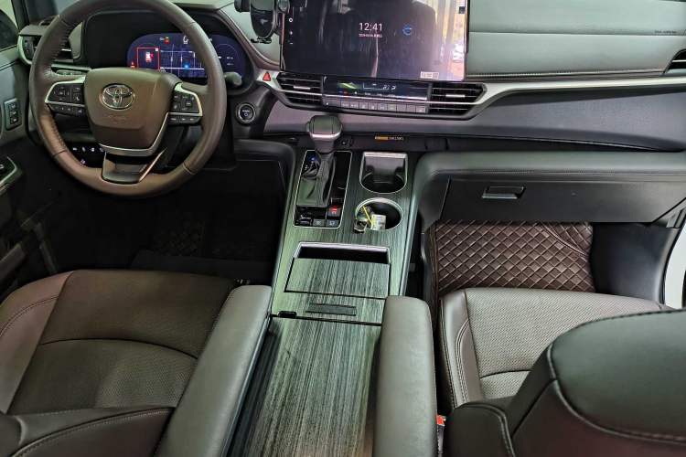 Used Toyota Granvia 2026 Model 2.5L Hybrid Prestige MAX Four-Wheel Drive Edition Instrument Cluster