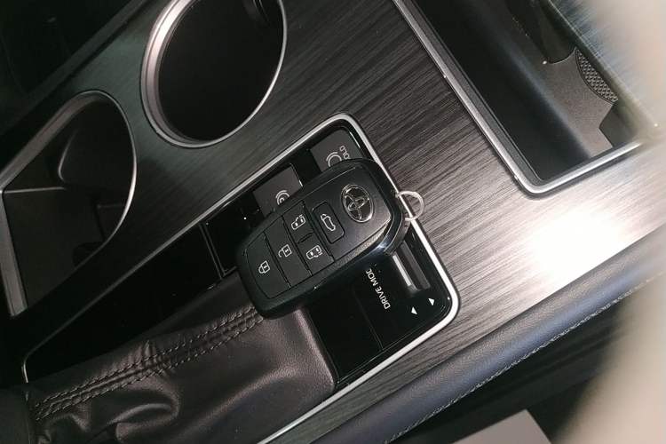 Used Toyota Granvia 2026 Model 2.5L Hybrid Prestige PLUS Four-Wheel Drive Edition Interior 1