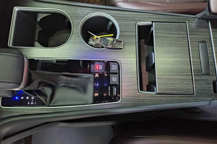 Used Toyota Granvia 2026 Model 2.5L Hybrid Prestige MAX Four-Wheel Drive Edition Interior 10