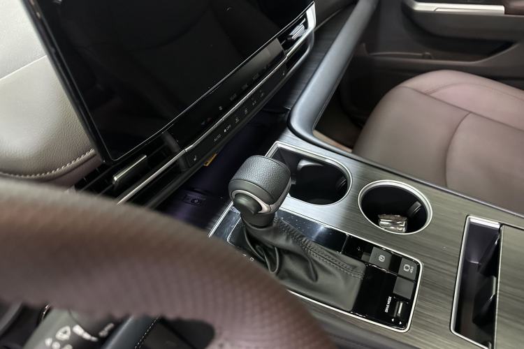 Used Toyota Granvia 2026 Model 2.5L Hybrid Prestige MAX Four-Wheel Drive Edition Interior 2