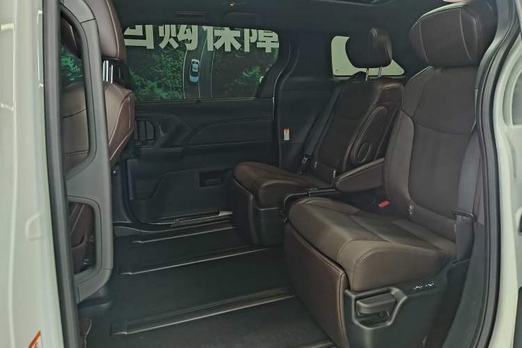 Used Toyota Granvia 2026 Model 2.5L Hybrid Prestige MAX Four-Wheel Drive Edition Interior 3