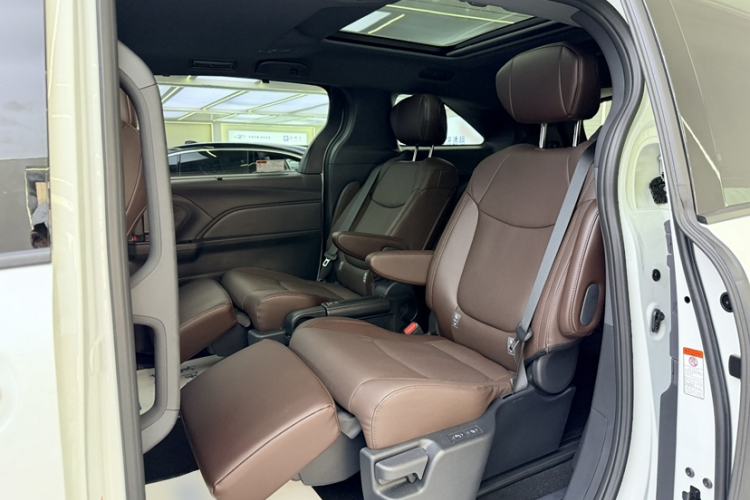 Used Toyota Granvia 2026 Model 2.5L Hybrid Prestige MAX Four-Wheel Drive Edition Interior 3