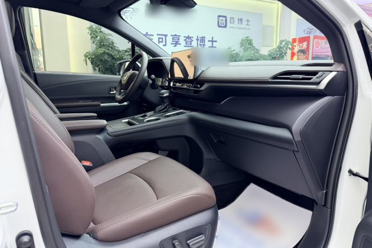 Used Toyota Granvia 2026 Model 2.5L Hybrid Prestige MAX Four-Wheel Drive Edition Interior 4