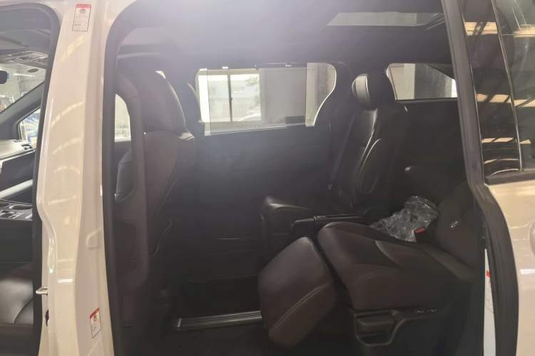 Used Toyota Granvia 2026 Model 2.5L Hybrid Prestige PLUS Four-Wheel Drive Edition Interior 6