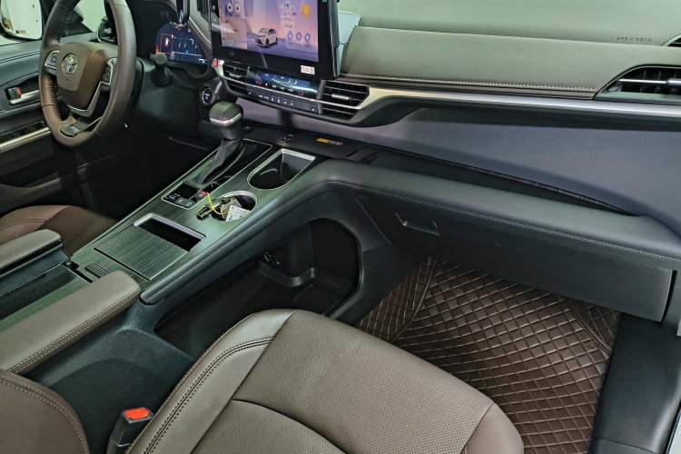 Used Toyota Granvia 2026 Model 2.5L Hybrid Prestige MAX Four-Wheel Drive Edition Interior 8
