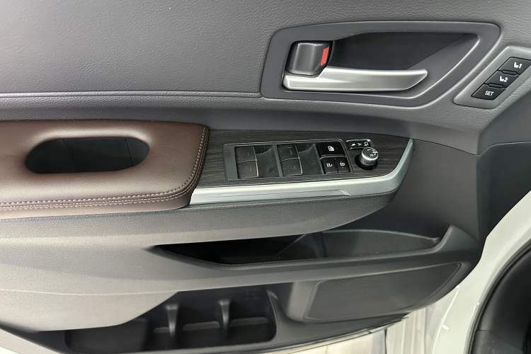 Used Toyota Granvia 2026 Model 2.5L Hybrid Prestige MAX Four-Wheel Drive Edition Interior 9