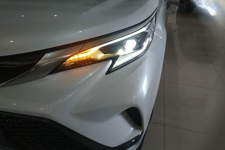 Used Toyota Granvia 2026 Model 2.5L Hybrid Prestige PLUS Four-Wheel Drive Edition Left Front Headlight