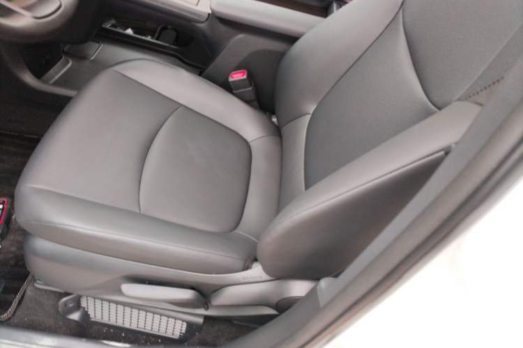 Used Toyota Granvia 2026 Model 2.5L Hybrid Comfort Edition Left Front Seat