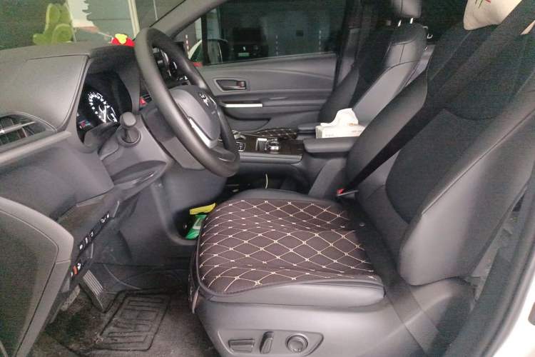 Used Toyota Granvia 2026 Model 2.5L Hybrid Comfort Edition Left Front Seat