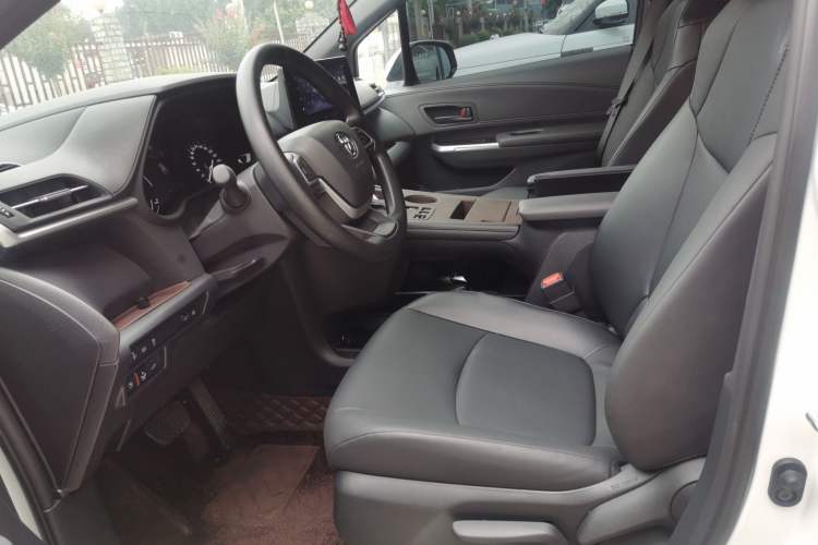 Used Toyota Granvia 2026 Model 2.5L Hybrid Luxury Edition Left Front Seat