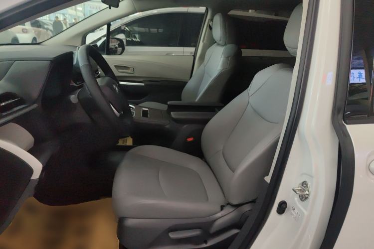 Used Toyota Granvia 2026 Model 2.5L Hybrid Comfort Edition Left Front Seat