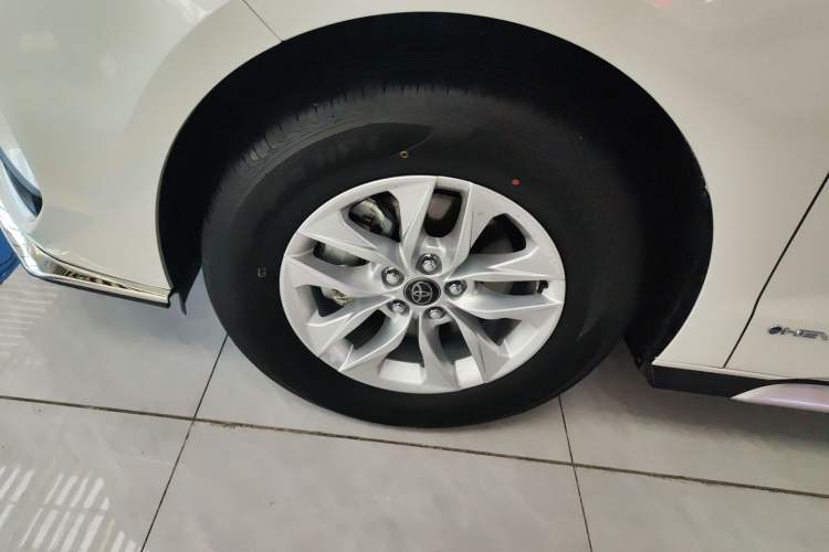 Used Toyota Granvia 2026 Model 2.5L Hybrid Comfort Edition Left Front Wheel Hub