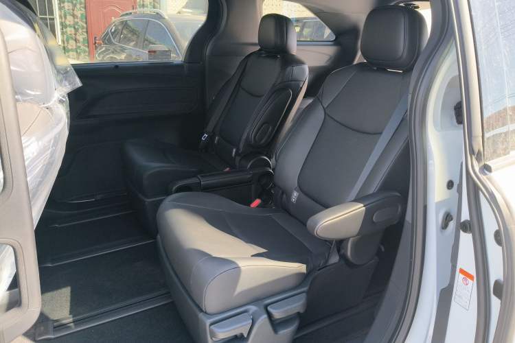 Used Toyota Granvia 2026 Model 2.5L Hybrid Comfort Edition Left Rear Seat