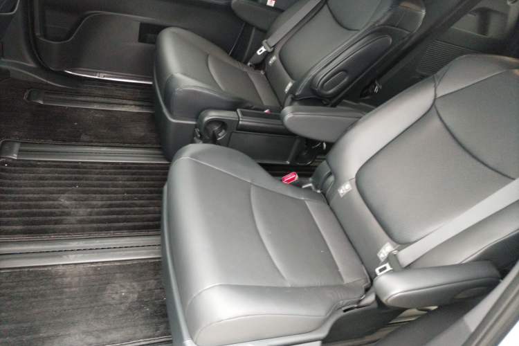 Used Toyota Granvia 2026 Model 2.5L Hybrid Comfort Edition Left Rear Seat