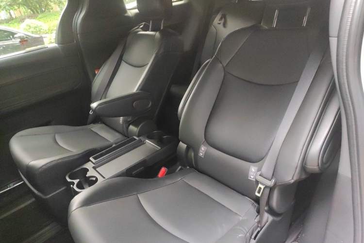 Used Toyota Granvia 2026 Model 2.5L Hybrid Comfort Edition Left Rear Seat