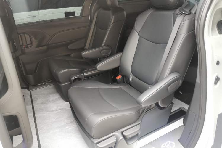 Used Toyota Granvia 2026 Model 2.5L Hybrid Luxury Edition Left Rear Seat