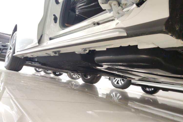 Used Toyota Granvia 2026 Model 2.5L Hybrid Prestige PLUS Four-Wheel Drive Edition Left Side Sill