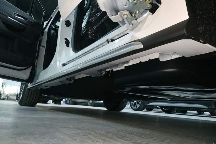 Used Toyota Granvia 2026 Model 2.5L Hybrid Prestige PLUS Four-Wheel Drive Edition Left Side Sill
