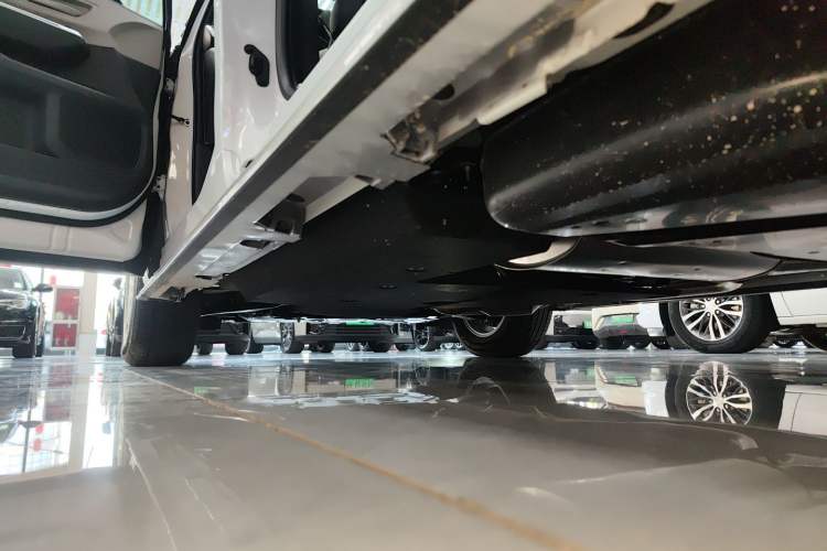 Used Toyota Granvia 2026 Model 2.5L Hybrid Comfort Edition Left Side Sill