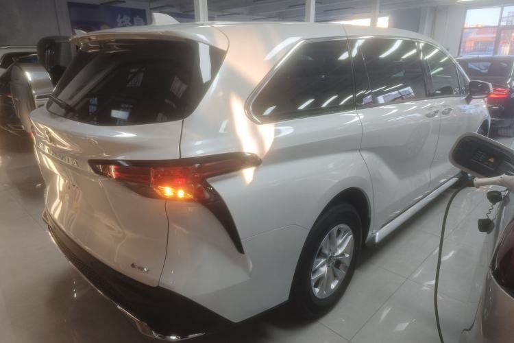 Used Toyota Granvia 2026 Model 2.5L Hybrid Comfort Edition Rear Right 45 Deg