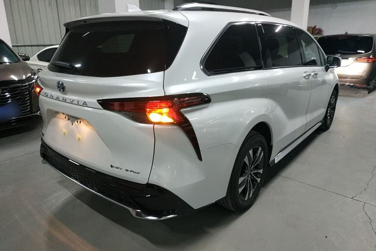 Used Toyota Granvia 2026 Model 2.5L Hybrid Prestige PLUS Four-Wheel Drive Edition Rear Right 45 Deg