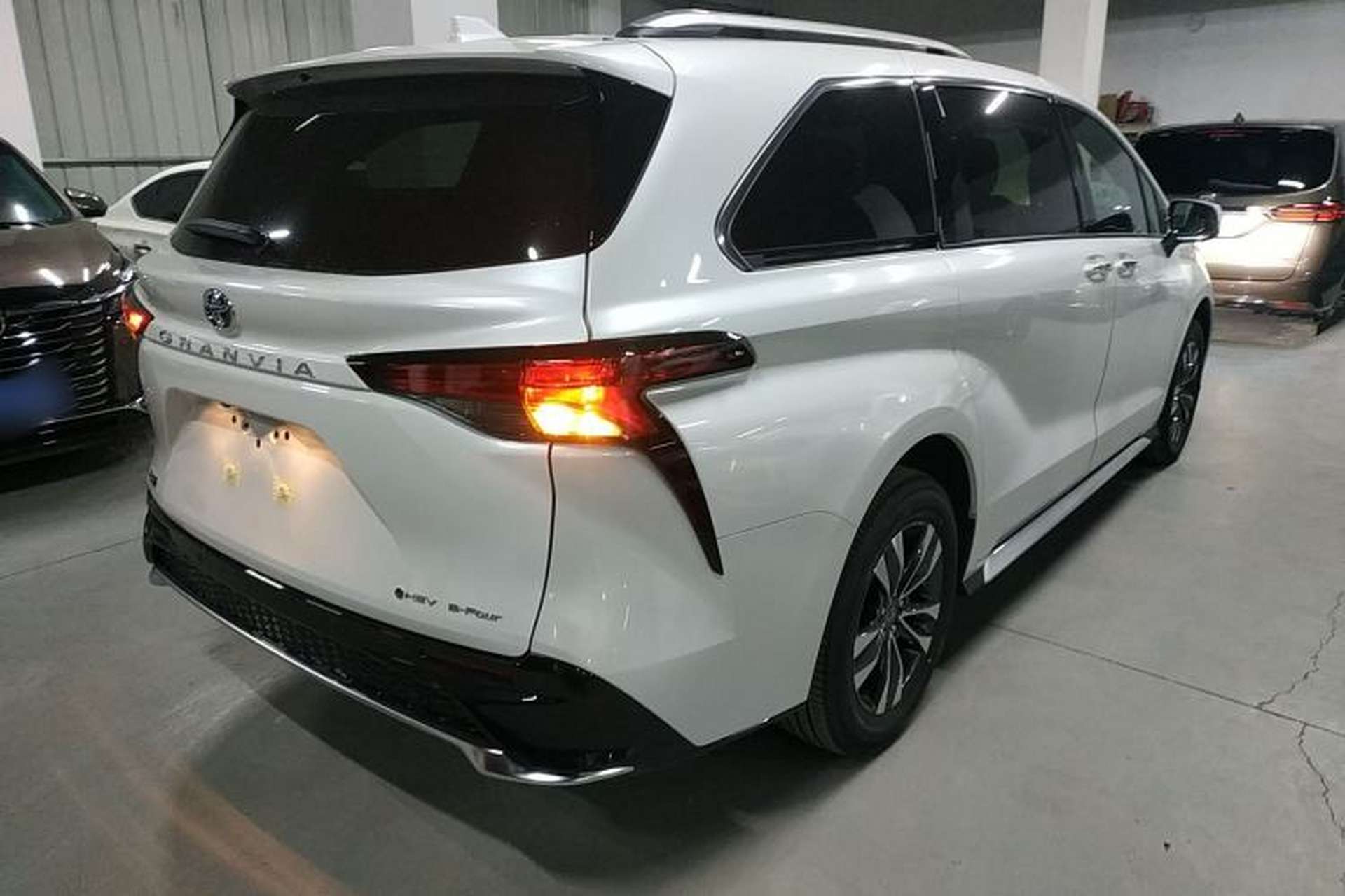 Used Toyota Granvia 2026 Model 2.5L Hybrid Prestige PLUS Four-Wheel Drive Edition Rear Right 45 Deg