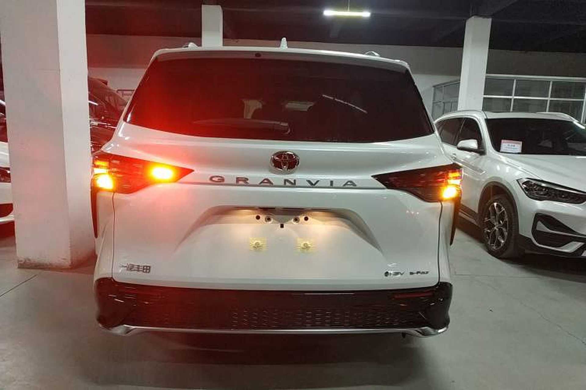 Used Toyota Granvia 2026 Model 2.5L Hybrid Prestige PLUS Four-Wheel Drive Edition Rear