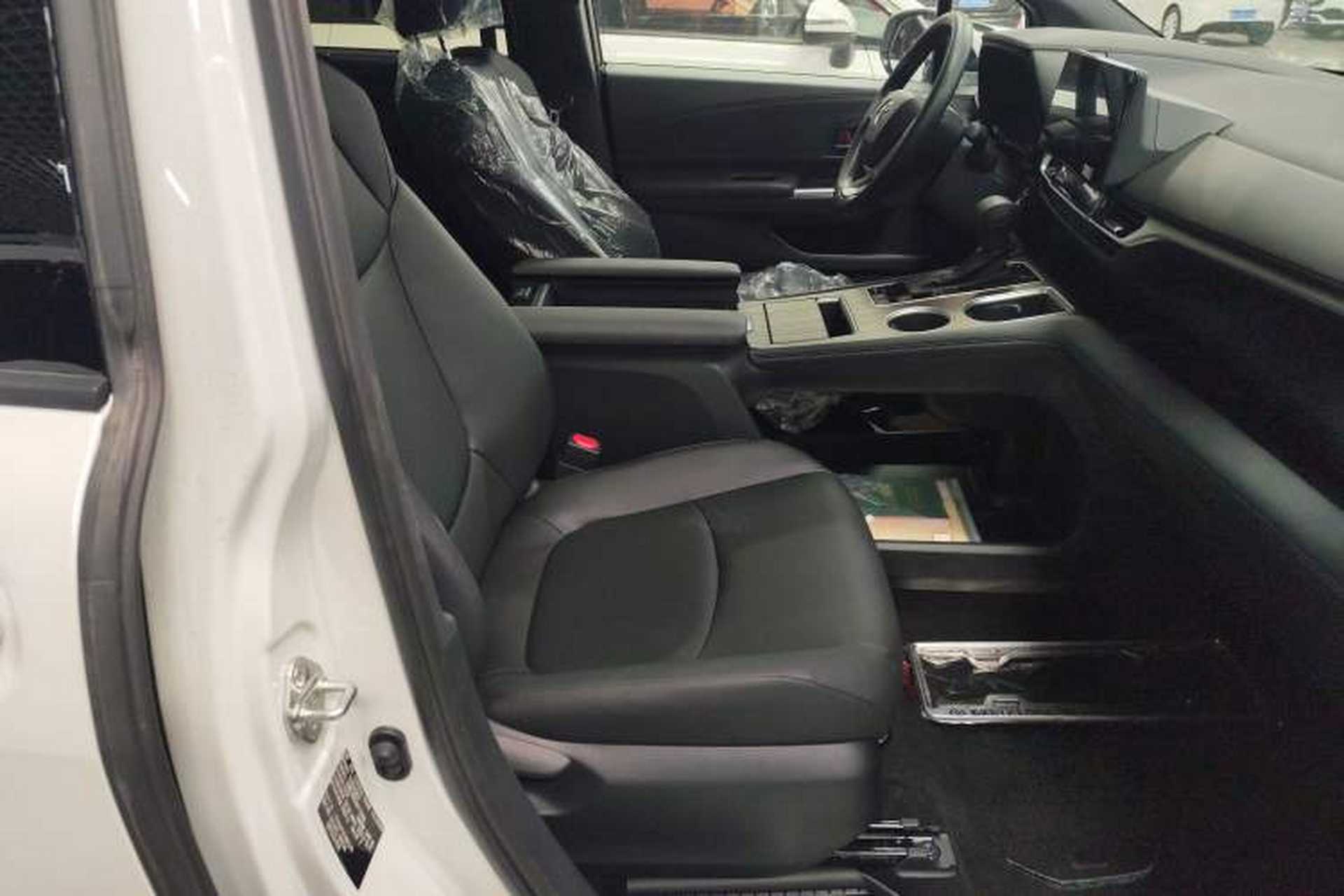 Used Toyota Granvia 2026 Model 2.5L Hybrid Comfort Edition Right Front Seat