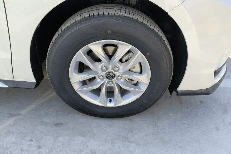 Used Toyota Granvia 2026 Model 2.5L Hybrid Comfort Edition Right Front Wheel Hub
