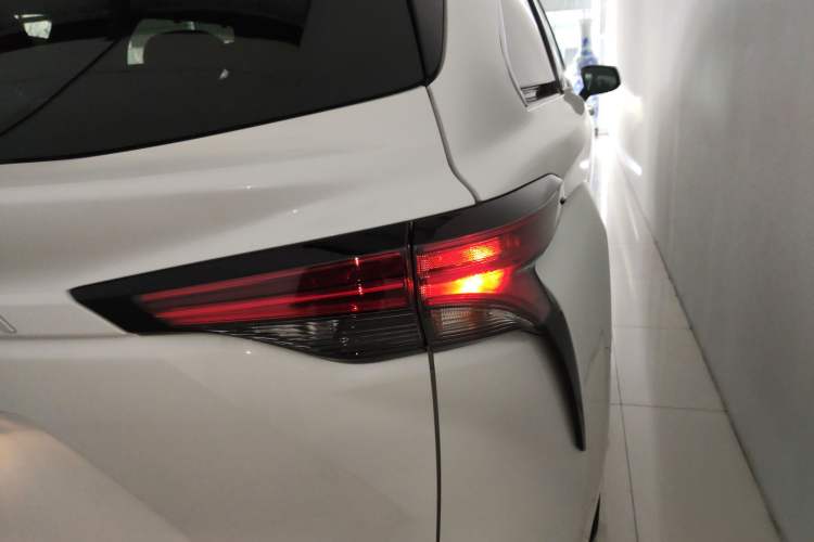 Used Toyota Granvia 2026 Model 2.5L Hybrid Prestige PLUS Four-Wheel Drive Edition Right Rear Taillight