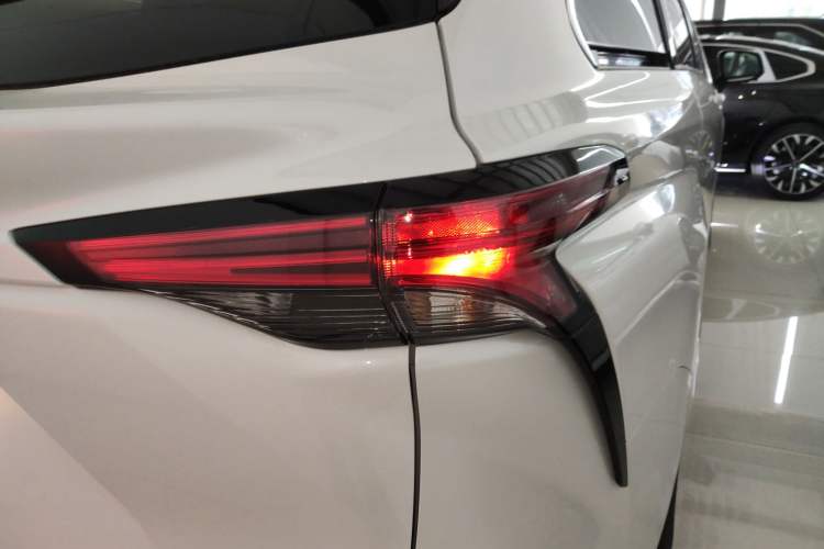 Used Toyota Granvia 2026 Model 2.5L Hybrid Prestige PLUS Four-Wheel Drive Edition Right Rear Taillight